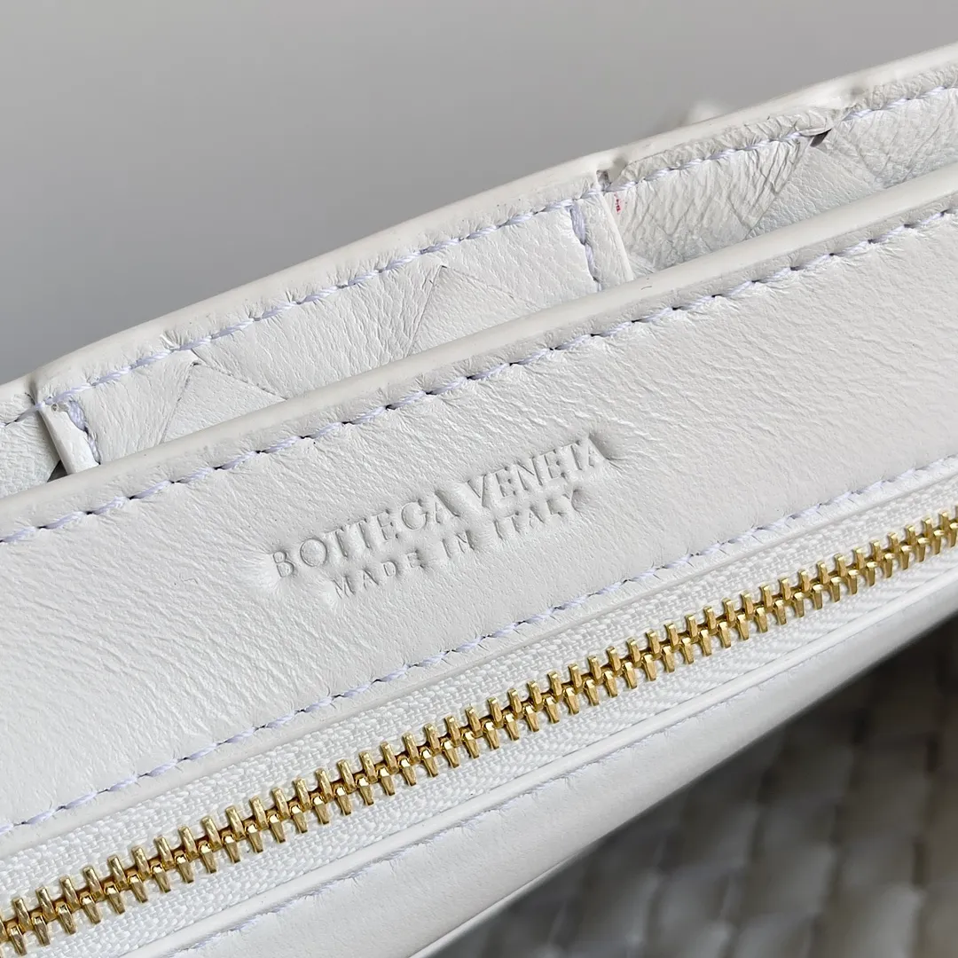 Batch 1960 BOTTEGA VENETA 2024 spring and summer new small ANDIAMO chain bag is also available! 🔥🔥I believe many friends have been waiting for a long time. The metallic chain adds a touch of sophistication to the original softness and elegance of Andiamo. The collision of classic craftsmanship and elegance creates a different kind of beauty. Style number: 786008 Size: 25*22*10.5cm